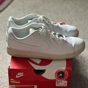 Nike tennis shoe (women’s)